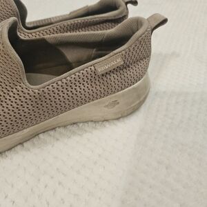 Sketchers Go Walk Women‎ Slip Ons Size 10 Cream Color